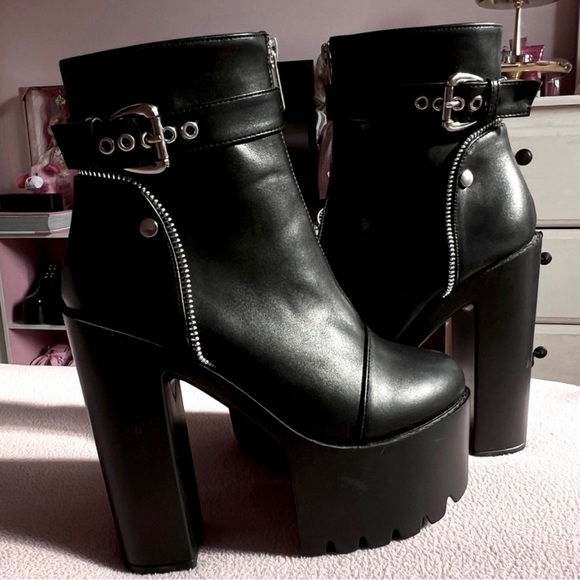 Black faux leather platform zip up heeled boots - Picture 4 of 4